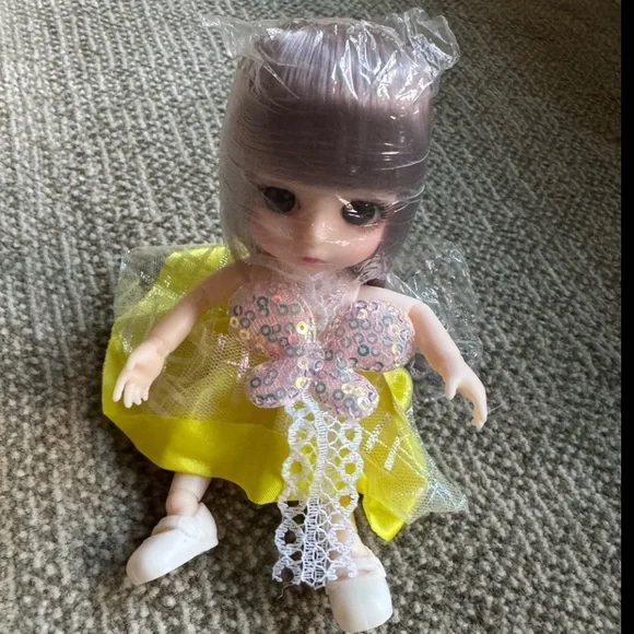 💕Posable Miniature Dolls Set - Pink, Black, Yellow, White ~ Brand New - Picture 3 of 11